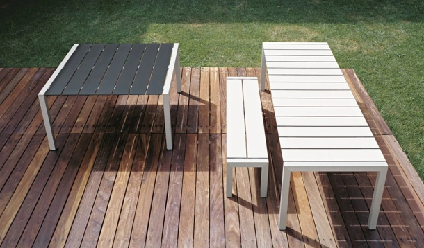 Tavolo in laminato bianco o nero a doghe larghe Sushi Slatted di Kristalia