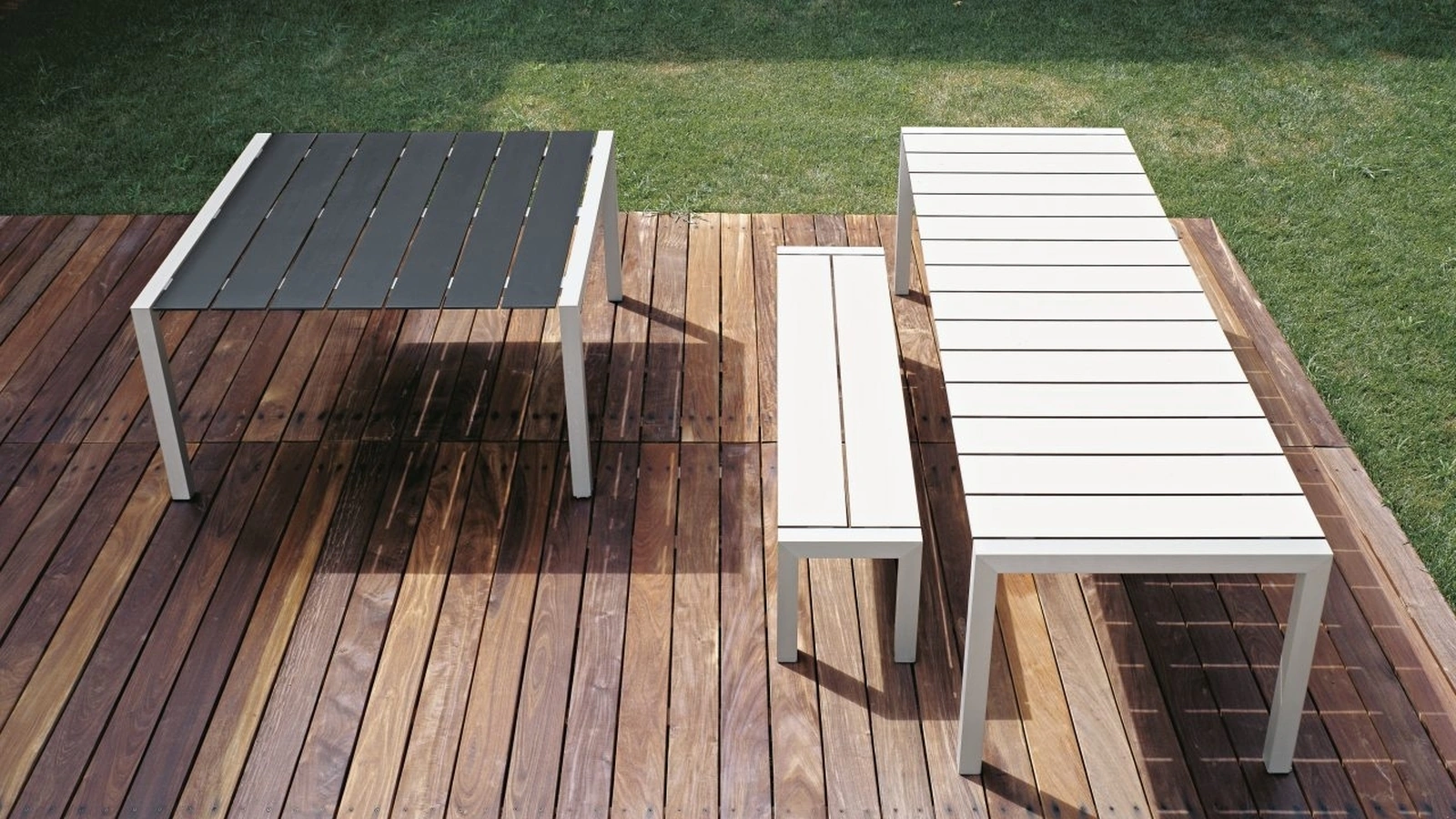 Tavolo in laminato bianco o nero a doghe larghe Sushi Slatted di Kristalia