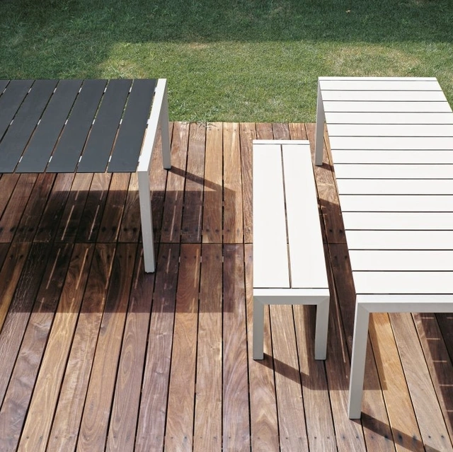 Tavolo in laminato bianco o nero a doghe larghe Sushi Slatted di Kristalia