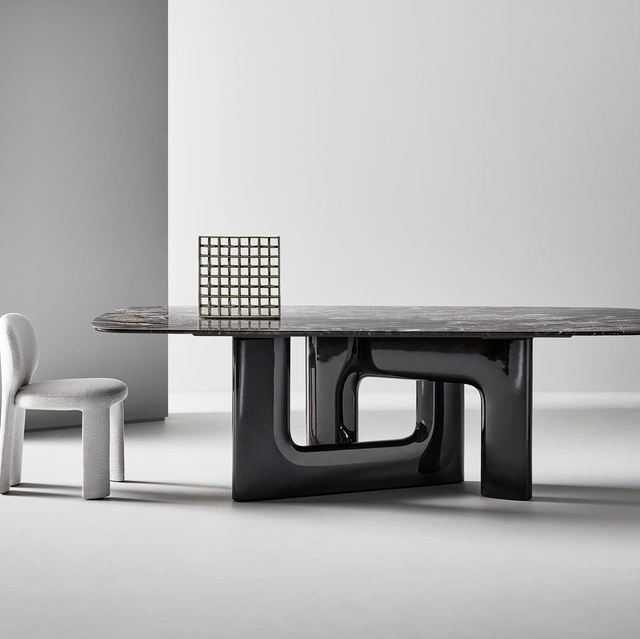 Tavolo di design Liaison con top in marmo e base in poliuretano di Bonaldo