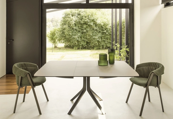 Tavolo allungabile con base in alluminio e top in laminato laccato bianco Oops di Kristalia