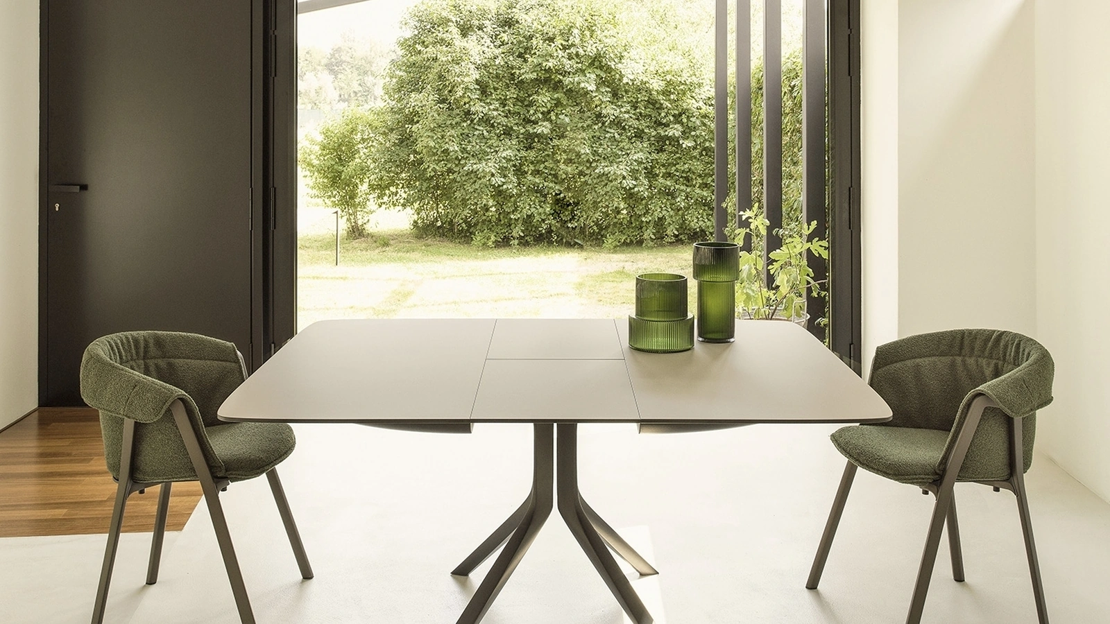 Tavolo allungabile con base in alluminio e top in laminato laccato bianco Oops di Kristalia