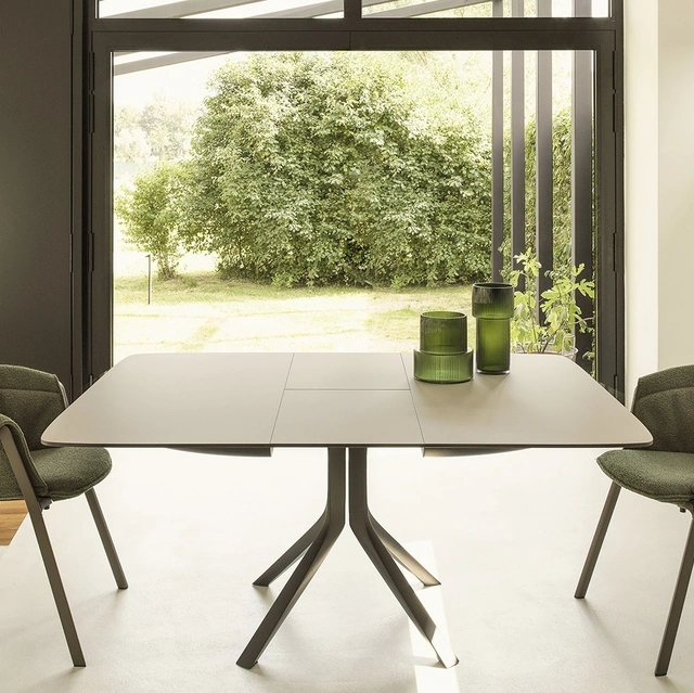 Tavolo allungabile con base in alluminio e top in laminato laccato bianco Oops di Kristalia