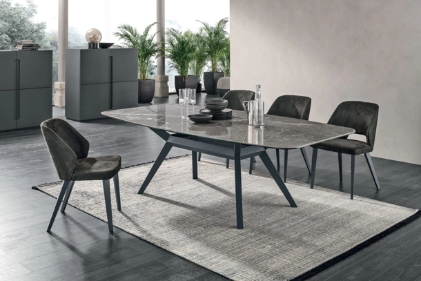 Tavolo Avalon con piano in gres e base in laccato poro aperto antracite di Tomasella