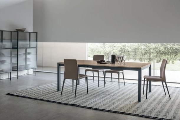 Tavolo allungabile Infinity con piano in materico rovere sabbia e base in laccato opaco di Tomasella