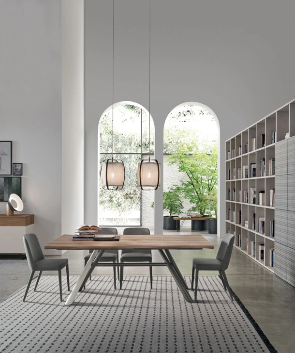Tavolo Tudor con piano in rovere naturale scortecciato e struttura in metallo di Tomasella