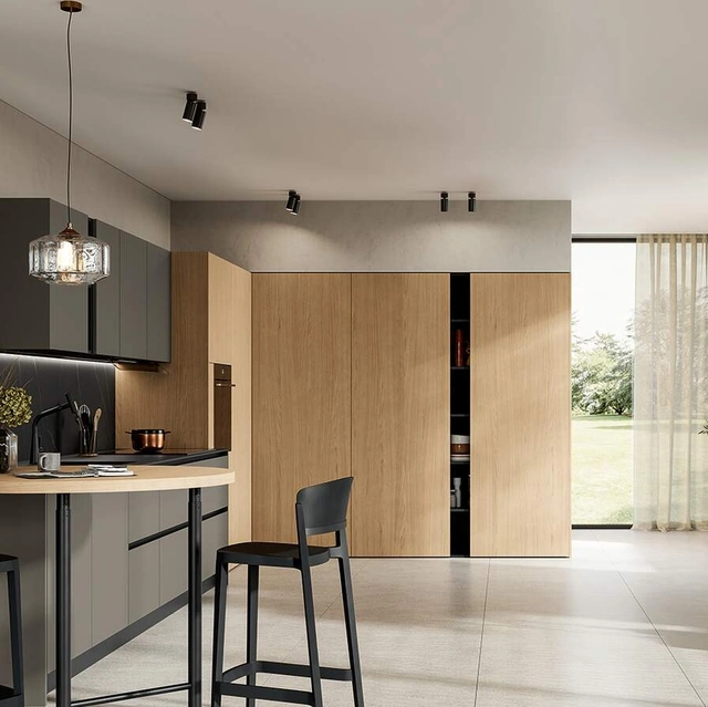 Cucina Moderna con penisola Domino Composizione 06 in melaminico metallico polvere cenere e rovere caramello di Prima Cucine