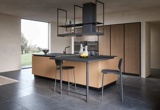 Cucina Moderna con isola laccata color pesca Luce Composizione 03 di Prima Cucine